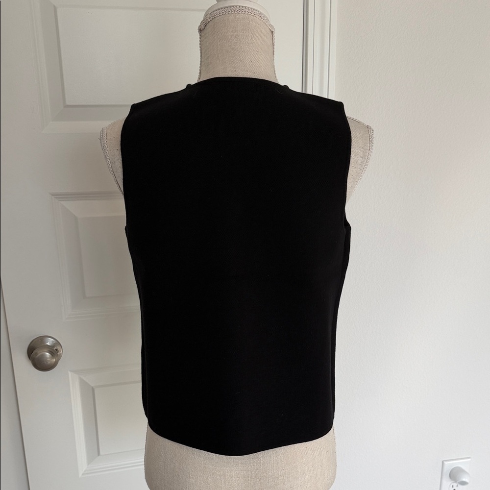 Elegant Black Sleeveless Top - Picture 4 of 6